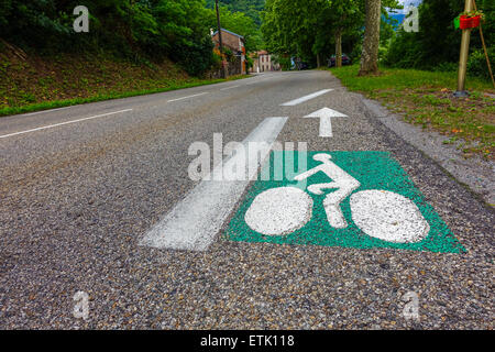 Signe vert et blanc peint sur la piste cyclable sur la route, cycle moyen cycle-lane, voie cyclable France Banque D'Images