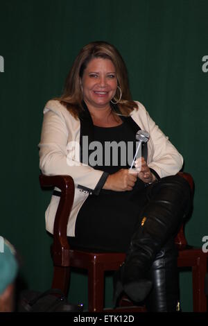 La 'Mob Wives' à Barnes & Noble Tribeca avec : Karen Gravano Où : New York City, New York, United States Quand : 05 mars 2015 Credit : PNP/WENN.com Banque D'Images