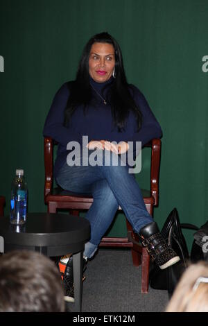 La 'Mob Wives' à Barnes & Noble Tribeca comprend : Renee Graziano où : New York City, New York, United States Quand : 05 mars 2015 Credit : PNP/WENN.com Banque D'Images