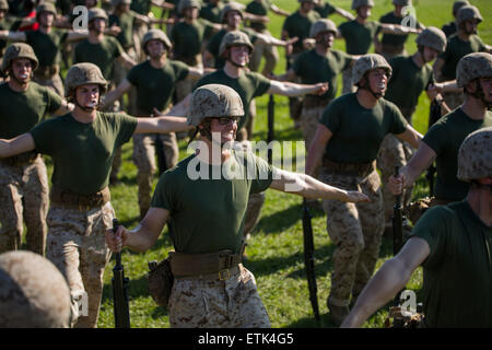 Un U.S. Marine durant la formation d'arts martiaux au Marine Corps Recruter Depot boot camp le 11 juin 2015 à Parris Island, Caroline du Sud. Banque D'Images