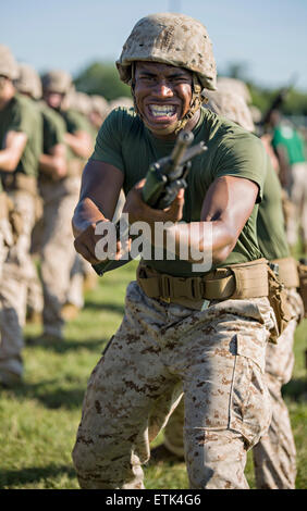 Un U.S. Marine recruter pratique une technique de baïonnette au cours de la formation d'arts martiaux au Marine Corps Recruter Depot boot camp le 11 juin 2015 à Parris Island, Caroline du Sud. Banque D'Images