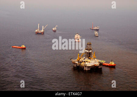 Le découvreur Enterprise et le Q4000 continuent à la torche des gaz off comme les navires se rassemblent autour de l'élévateur est rompue à la plateforme Deepwater Horizon de BP Oil spill lieu de la catastrophe que les efforts déployés pour contenir les puits jaillissant continuer le 8 mai 2010 dans le golfe du Mexique. Banque D'Images