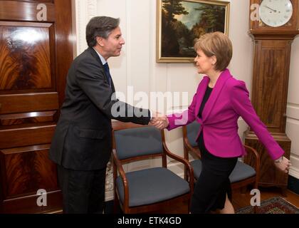 Sous-secrétaire d'Etat américain Tony Blinken accueille le Premier ministre écossais Nicola Sturgeon avant leur réunion au Ministère d'État le 10 juin 2015 à Washington, D.C. Blinken est secrétaire en remplacement de Kerry qui se remet d'une fracture de hanche. Banque D'Images