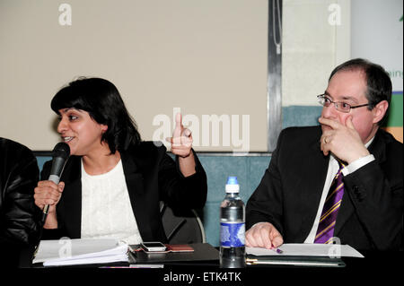 Parti politique memmbers assister à une question ouverte dans le temps Laurel Handsworth Road Community Centre comprend : Shabana Mahmood MP Ladywood Où : Birmingham, Royaume-Uni Quand : 06 mars 2015 Credit : Anthony Stanley/WENN.com Banque D'Images