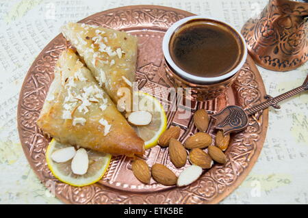 Le café turc, baklava et les amandes sur une plaque de cuivre gravée Banque D'Images