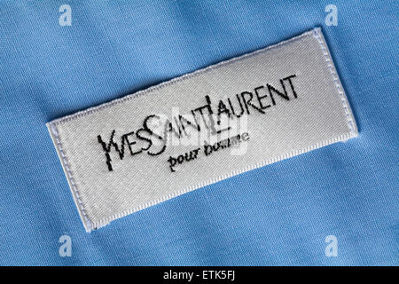 Yves Saint Laurent pour homme étiquette dans mans shirt Banque D'Images