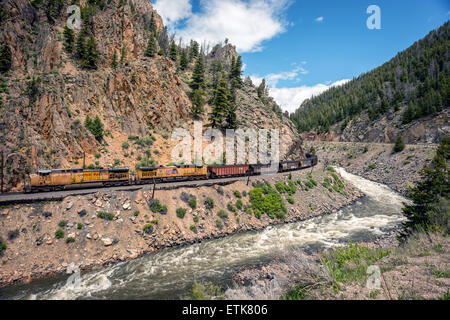 Une compagnie de voyages par le côté d'une rivière au Colorado Banque D'Images