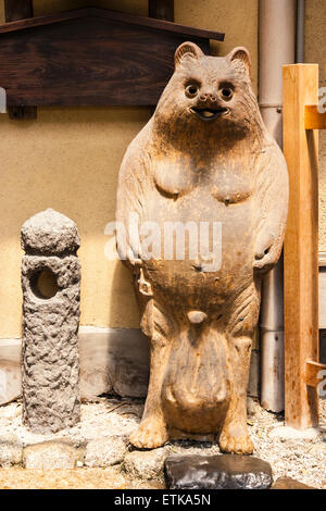 Japon, Kyoto. Tanaki, raton-raton, statue debout pleine grandeur de la créature mythique et folklorique japonaise. Habituellement, comme ici, vu à l'extérieur des restaurants. Banque D'Images