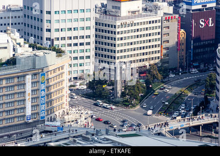 Japon, Osaka. Vue aérienne de l'Umeda Sky Building, intersection Principale de la rue vue du dessus à Umeda par la gare principale d'Osaka. Banque D'Images