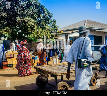 La rue du marché, Banjul, Gambie, Afrique de l'Ouest Banque D'Images