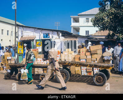 La rue du marché, Banjul, Gambie, Afrique de l'Ouest Banque D'Images