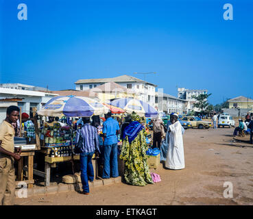 La rue du marché, Banjul, Gambie, Afrique de l'Ouest Banque D'Images