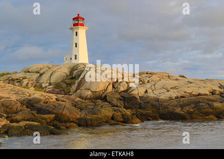 Le phare de Peggy's Cove, Light House, Peggy's Cove en Nouvelle-Écosse, au Canada avec des couleurs de ciel coucher de soleil paysage. Banque D'Images