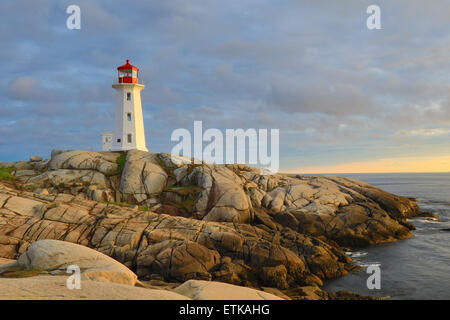 Le phare de Peggy's Cove, Light House, Peggy's Cove en Nouvelle-Écosse, au Canada avec des couleurs de ciel coucher de soleil paysage. Banque D'Images