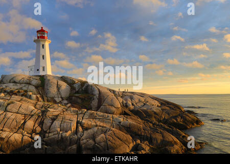 Le phare de Peggy's Cove, Light House, Peggy's Cove en Nouvelle-Écosse, au Canada avec des couleurs de ciel coucher de soleil paysage. Banque D'Images