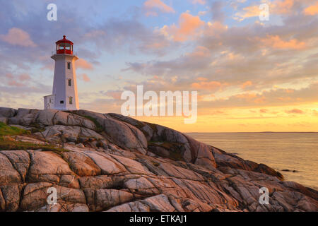 Le phare de Peggy's Cove, Light House, Peggy's Cove en Nouvelle-Écosse, au Canada avec des couleurs de ciel coucher de soleil paysage. Banque D'Images