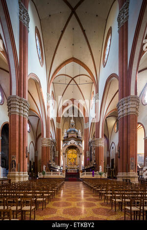 Nef, basilique San Petronio, Bologne, Emilie-Romagne, Italie. Banque D'Images