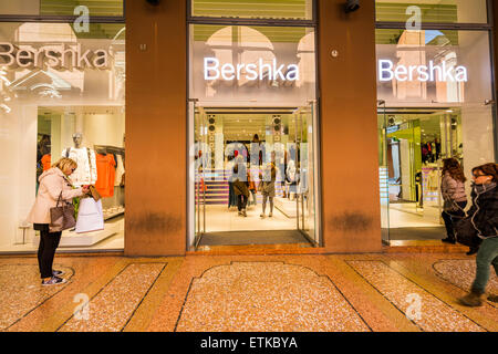 Bershka espagnol groupe Inditex détaillant de vêtements pour femmes ...