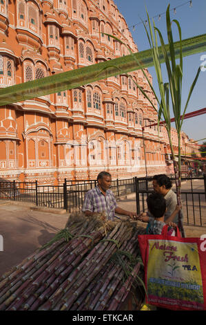 Vendeur de rue indienne en dehors de la canne à sucre vente Hawa Mahal pendant Diwali, Jaipur, Rajasthan, Inde Banque D'Images