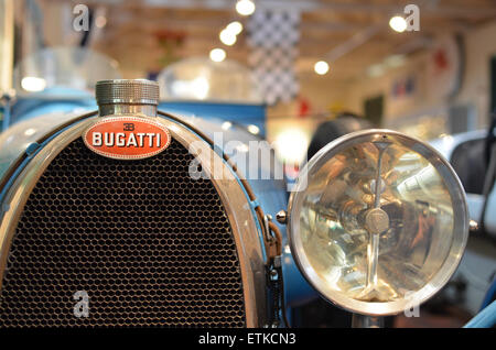 Voiture de course de Bugatti des années 30 Vue de face montrant l'emblème et grill. Banque D'Images