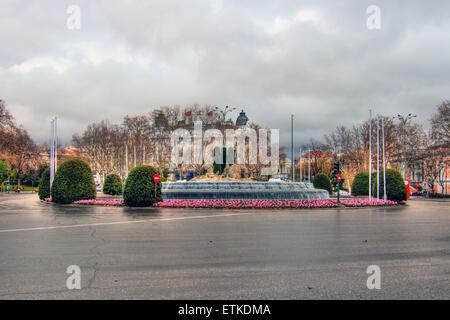 La Plaza de Canovas del Castillo. La fontaine de Neptune, Madrid, Espagne. Banque D'Images