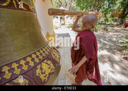 Moine Novice cloche qui sonne à Kalaywa Tawya monastère à Yangon Myanmar Banque D'Images