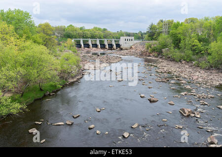 Vannes de barrage hydroélectrique et d'une centrale sur la rivière à black river falls Wisconsin Banque D'Images