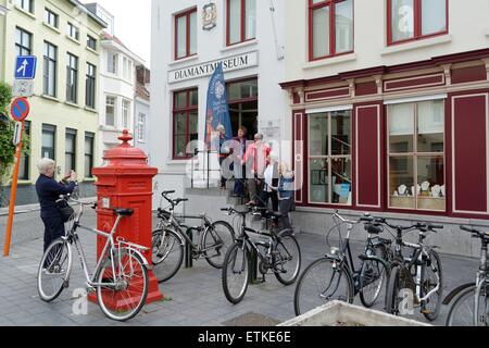 Cinq femmes matures se tenant devant le musée du diamant à Bruges Belgique Banque D'Images