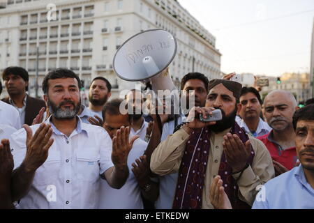 Athènes, Grèce. 14 Juin, 2015. Les gens prient à l'extérieur du Parlement grec pour un terme à la poursuite de la population Rohingya en Birmanie. Peuple Rohingya ont défilé à Athènes vers les bureaux de l'Union européenne, pour protester contre la poursuite et le meurtre de peuple Rohingya en Birmanie. © Michael Debets/Pacific Press/Alamy Live News Banque D'Images