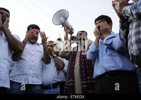 Athènes, Grèce. 14 Juin, 2015. Les gens prient à l'extérieur du Parlement grec pour un terme à la poursuite de la population Rohingya en Birmanie. Peuple Rohingya ont défilé à Athènes vers les bureaux de l'Union européenne, pour protester contre la poursuite et le meurtre de peuple Rohingya en Birmanie. © Michael Debets/Pacific Press/Alamy Live News Banque D'Images