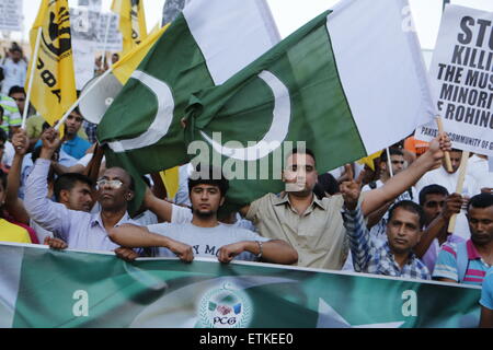 Athènes, Grèce. 14 Juin, 2015. Peuple Rohingya mars à Athènes, en criant leur colère contre la poursuite de la population Rohingya par l'état birman. Peuple Rohingya ont défilé à Athènes vers les bureaux de l'Union européenne, pour protester contre la poursuite et le meurtre de peuple Rohingya en Birmanie. © Michael Debets/Pacific Press/Alamy Live News Banque D'Images