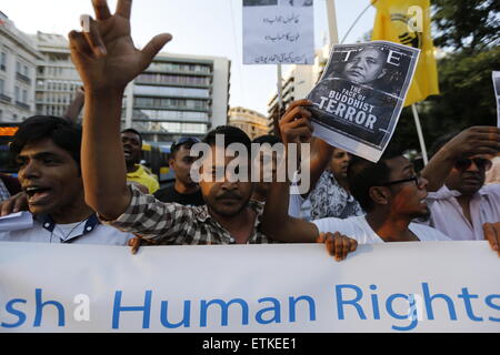 Athènes, Grèce. 14 Juin, 2015. Peuple Rohingya mars à Athènes, en criant leur colère contre la poursuite de la population Rohingya par l'état birman. Peuple Rohingya ont défilé à Athènes vers les bureaux de l'Union européenne, pour protester contre la poursuite et le meurtre de peuple Rohingya en Birmanie. © Michael Debets/Pacific Press/Alamy Live News Banque D'Images