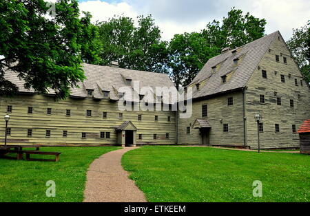 Ephrata, New York : 1743 Saron (Maison des Sœurs) à gauche et 1741 fachwerk Saal (Maison de réunion) au cloître Ephrata * Banque D'Images