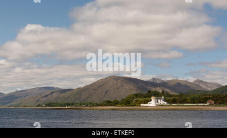 Avis de Corran Point Lighthouse prises à partir de la rive opposée de la Corran Narrows, le Loch Linnhe à Lochaber du néant Banque D'Images