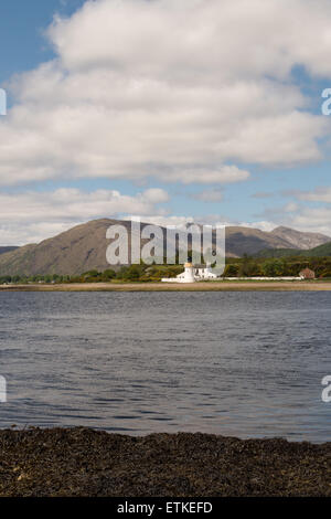 Avis de Corran Point Lighthouse prises à partir de la rive opposée de la Corran Narrows, le Loch Linnhe à Lochaber du néant Banque D'Images