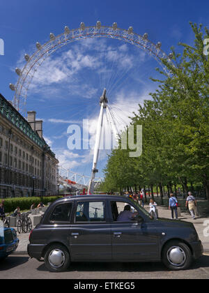 London taxi noir en attente sur la ligne de la cabine, avec le London Eye derrière South Bank de Londres, Angleterre, Royaume-Uni Banque D'Images