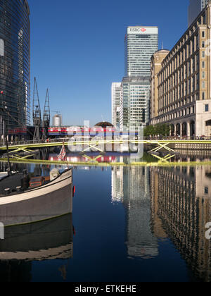 Canary Wharf à West India Quay North Dock avec barge en premier plan et bâtiment HSBC et station de métro Crossrail derrière Londres E14 Banque D'Images