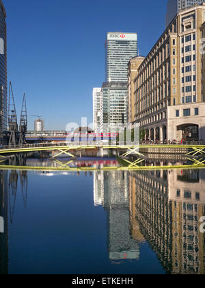 Canary Wharf dans ciel bleu clair reflète au quai nord avec la HSBC building et West India Quay station Londres E14 Banque D'Images