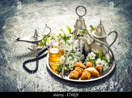 Ramadan kareem. Eid Mubarak. Jours fériés islamiques décoration. Verres à thé et pot, délice traditionnel baklava. Banque D'Images