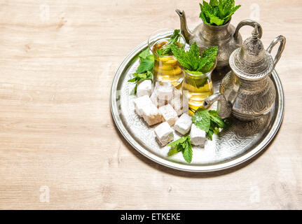 Thé à la menthe délice traditionnel arabe. L'hospitalité orientale concept. Tableau des jours fériés Banque D'Images