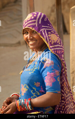 Femme indienne en costume tribal coloré. Mandawa, région de Shekawati, Rajasthan Inde Banque D'Images