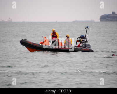 Les sauveteurs RLSS dans un bateau gonflable rigide patrouille dans une plage sur le Solent Banque D'Images