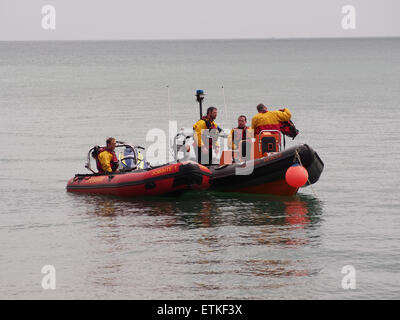 Les sauveteurs RLSS dans un bateau gonflable rigide patrouille dans une plage sur le Solent Banque D'Images