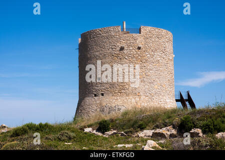 La montagne Montgó. Tour de Montgó, L'Escala. Banque D'Images