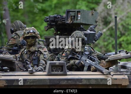 Les soldats allemands affectés au bataillon 291 Jaeger, numérisation de leur environnement lors de l'attente dans un véhicule blindé multirôle Boxer avant de commencer une formation de connaissance de l'effort pendant l'effort Sabre grève à la zone d'entraînement de Kielce le 9 juin 2015. Banque D'Images