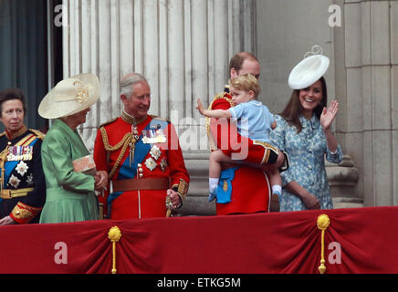 Parade la couleur . . London, UK . . 13.06.2015 Prince George et Kate (Catherine Middleton) de la duchesse de Cambridge, vague à la foule, comme son père le prince William, duc de Cambridge, l'emmène à l'intérieur à la parade de la couleur 2015. Son grand-père le prince Charles, prince de Galles, et de Camilla, Duchesse de Cornouailles, regard sur admirativement. Pic : Paul Marriott Photography Banque D'Images