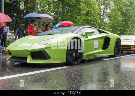 Turin, Italie. 14 Juin, 2015. Une Lamborghini vert modèle au cours du Gran Premio Parco Valentino à Turin Crédit : Edoardo Nicolino/Alamy Live News Banque D'Images