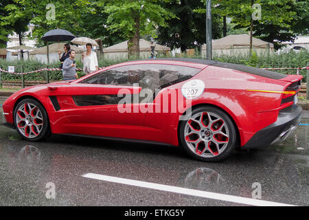 Turin, Italie. 14 Juin, 2015. Un prototype conçu par Giugiaro attendent le début de la parade à Turin Crédit : Edoardo Nicolino/Alamy Live News Banque D'Images