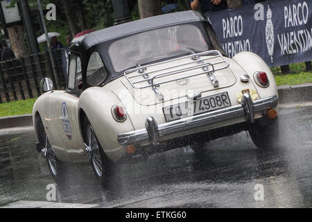 Turin, Italie. 14 Juin, 2015. Un MG automobile fonctionne sous la pluie dans les rues de Turin durant le rassemblement international Crédit : Edoardo Nicolino/Alamy Live News Banque D'Images