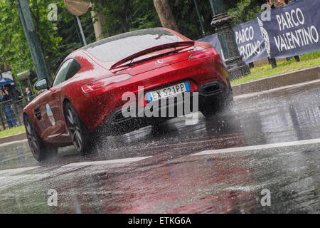 Turin, Italie. 14 Juin, 2015. Une Mercedes SLS sous la pluie au cours de la Parco Valentino Gran Premio de Turin Crédit : Edoardo Nicolino/Alamy Live News Banque D'Images